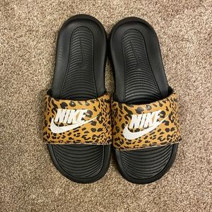 LIKE NEW! Nike Women’s Victori One Print Slides, Size 8